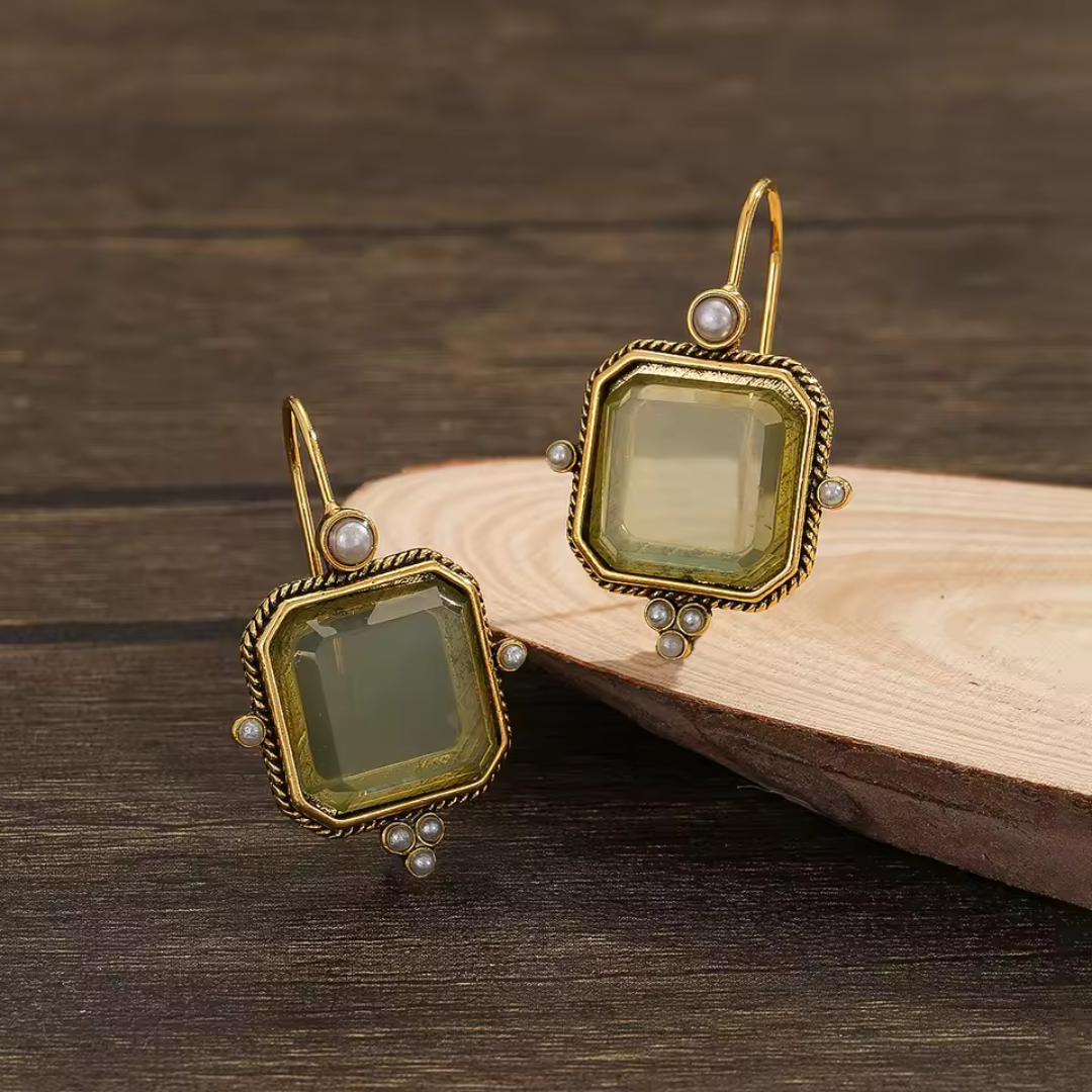 Maeble Vintage earrings with green stone and pearl